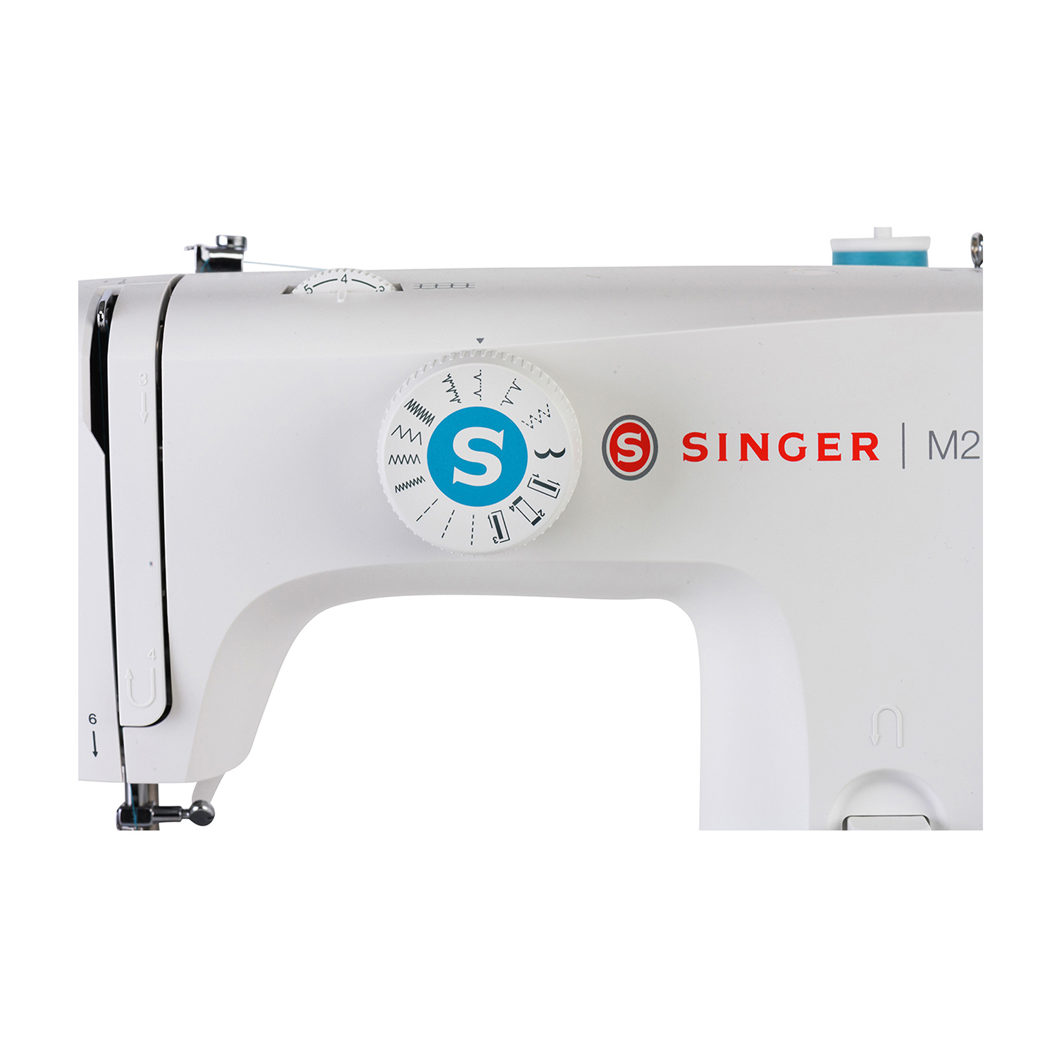 Un primo piano di una macchina da cucire Singer M2 bianca, che mostra quadranti e il logo Singer.