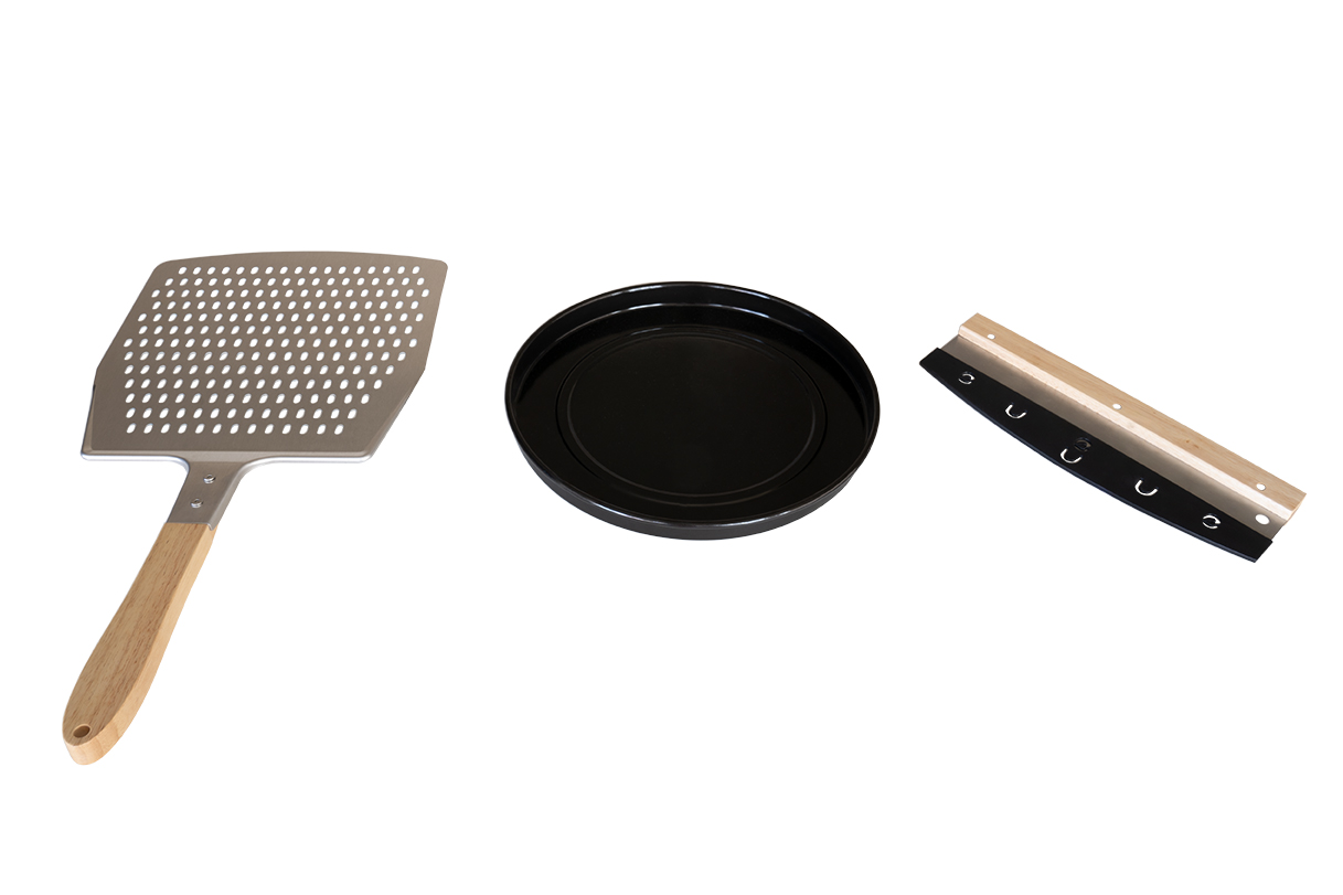 Pizzaschaufel, schwarze Pizzaform und Metallgestell mit Haken auf weißem Hintergrund.