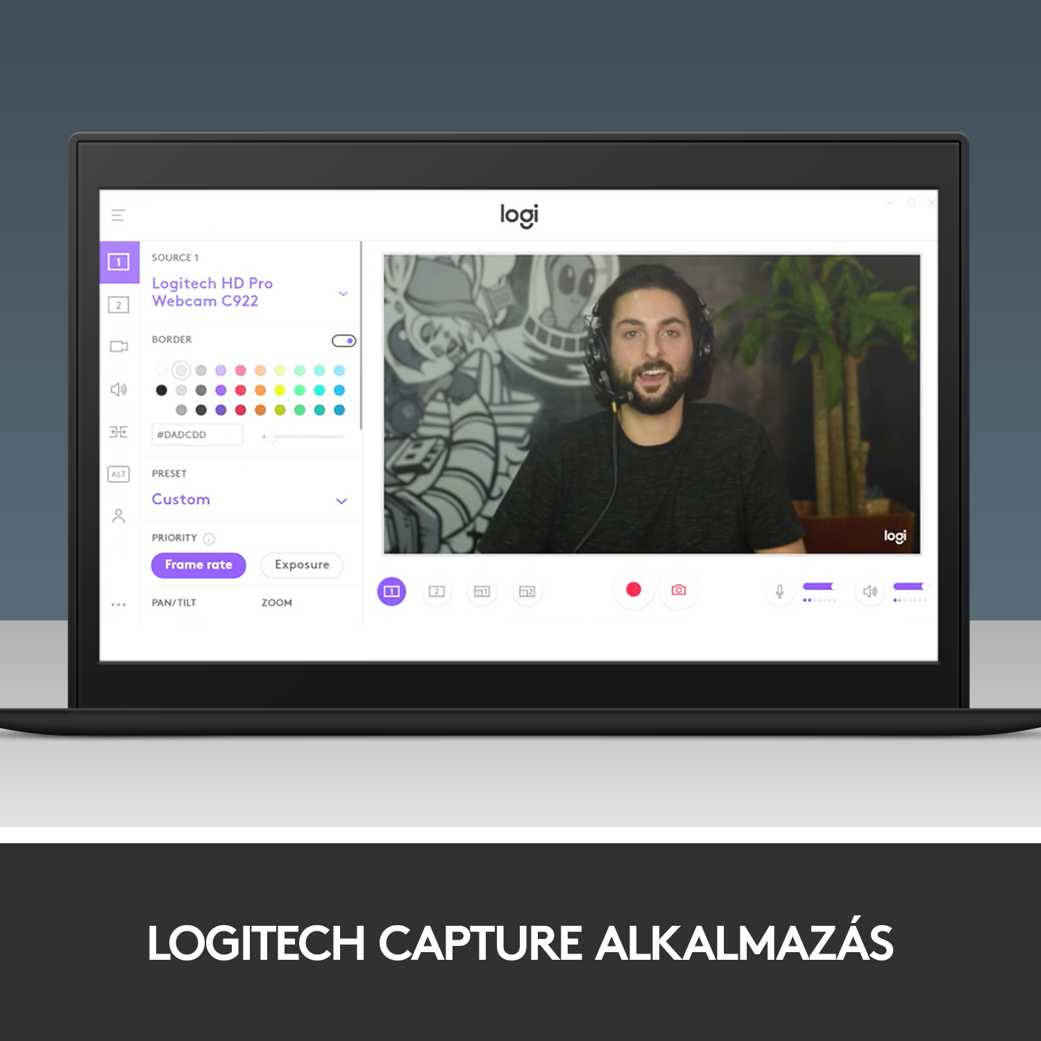 Laptop képernyő videohívást mutat. Egy férfi beszél. A képernyő a Logitech logót mutatja.