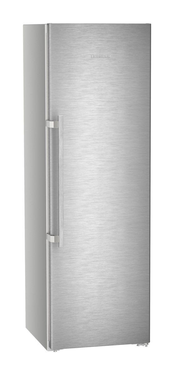 Ein Edelstahl-Liebherr-Kühlschrank steht aufrecht. Er hat einen Griff auf der linken Seite.
