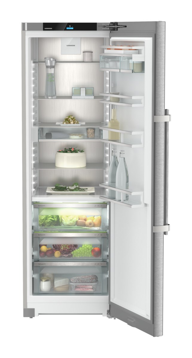 Geöffneter Liebherr-Kühlschrank mit Regalen voller Lebensmittel, auf Weiß.