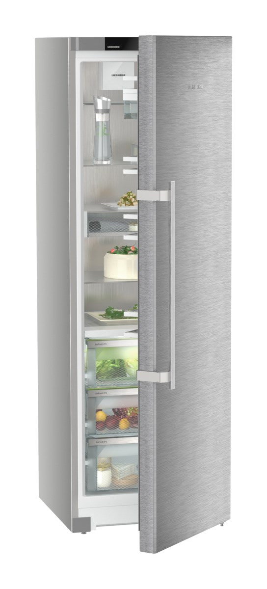 Edelstahlkühlschrank mit offener Tür, die Regale mit Lebensmitteln zeigt.