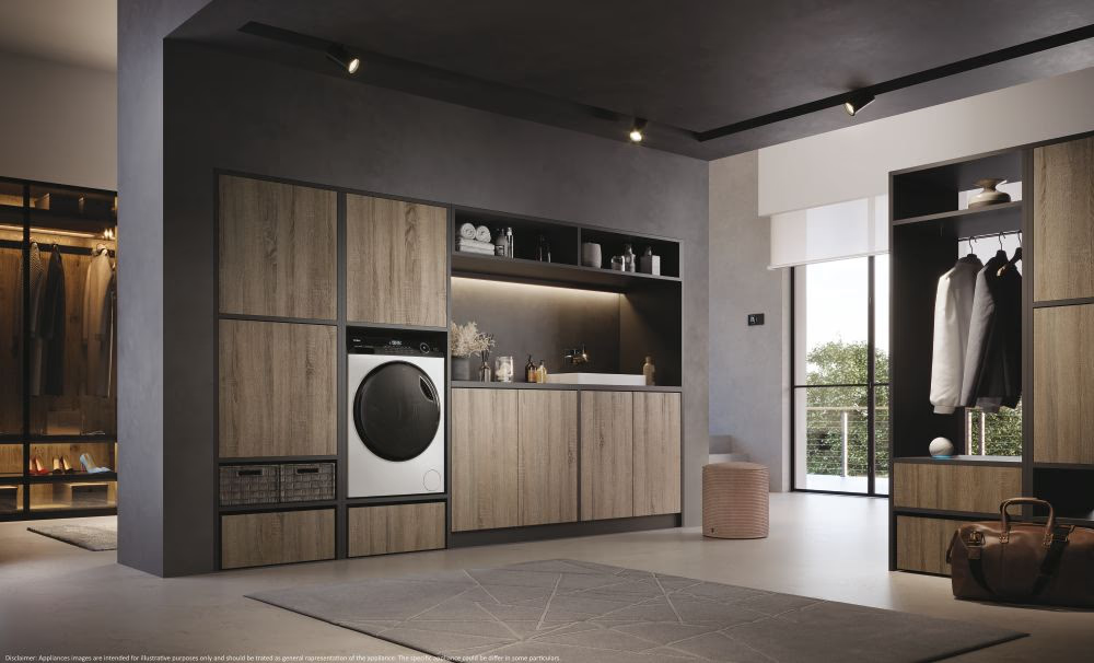 Egy mosókonyha mosógéppel, szekrényekkel, szőnyeggel és ablakkal. Modern és stílusos design.
