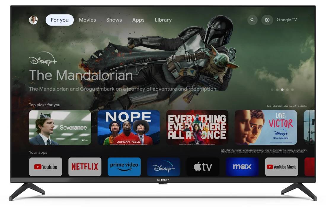 Un televisor negro grande muestra aplicaciones de transmisión, películas y programas, con el gráfico de Mandalorian en pantalla.