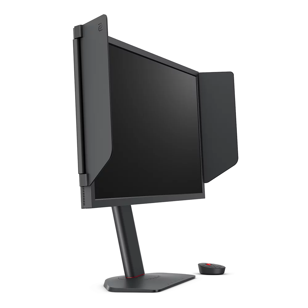 Monitor de juegos con protectores laterales, marco negro y base roja.