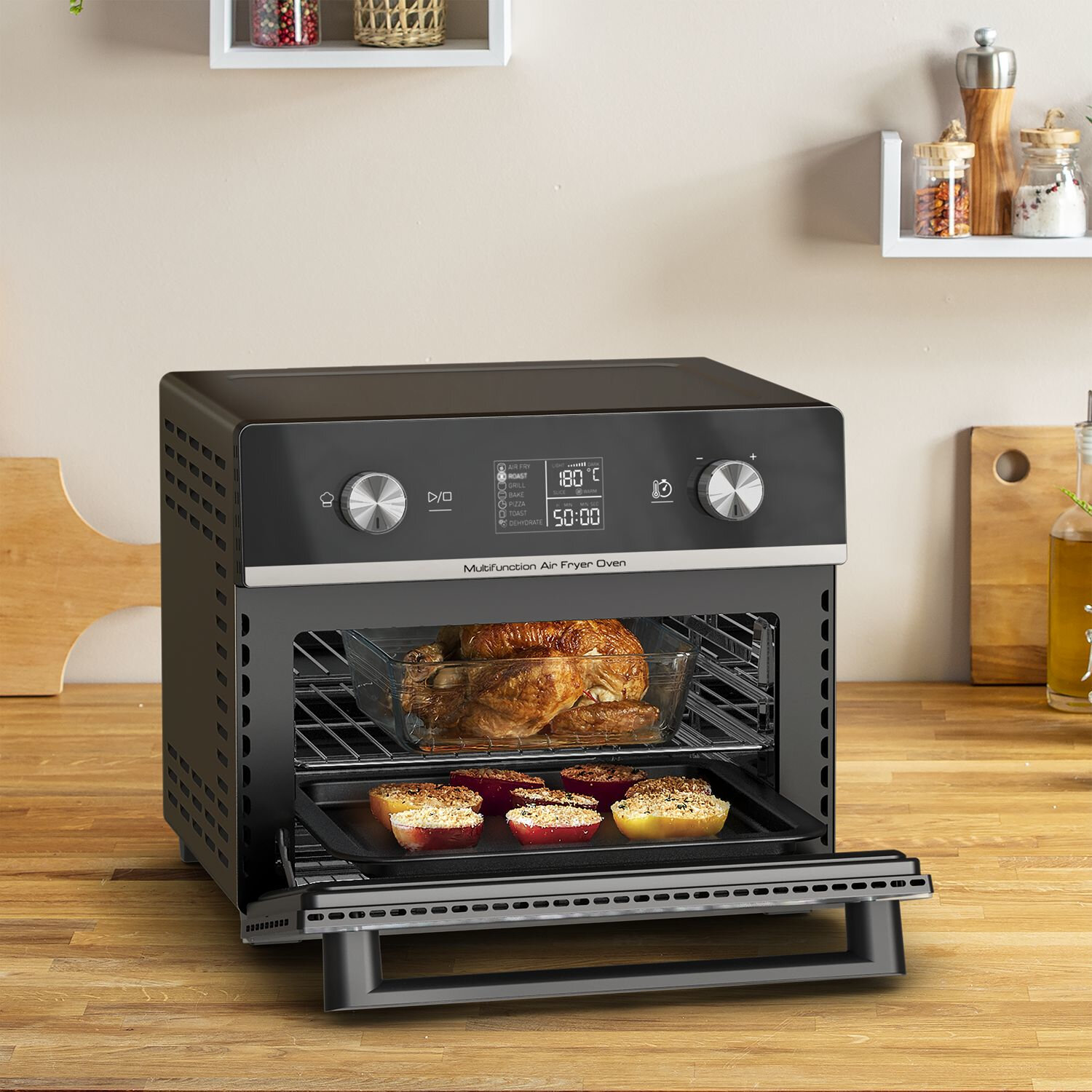 Un four friteuse à air noir avec de la nourriture à l'intérieur, sur une surface en bois, avec un affichage numérique.