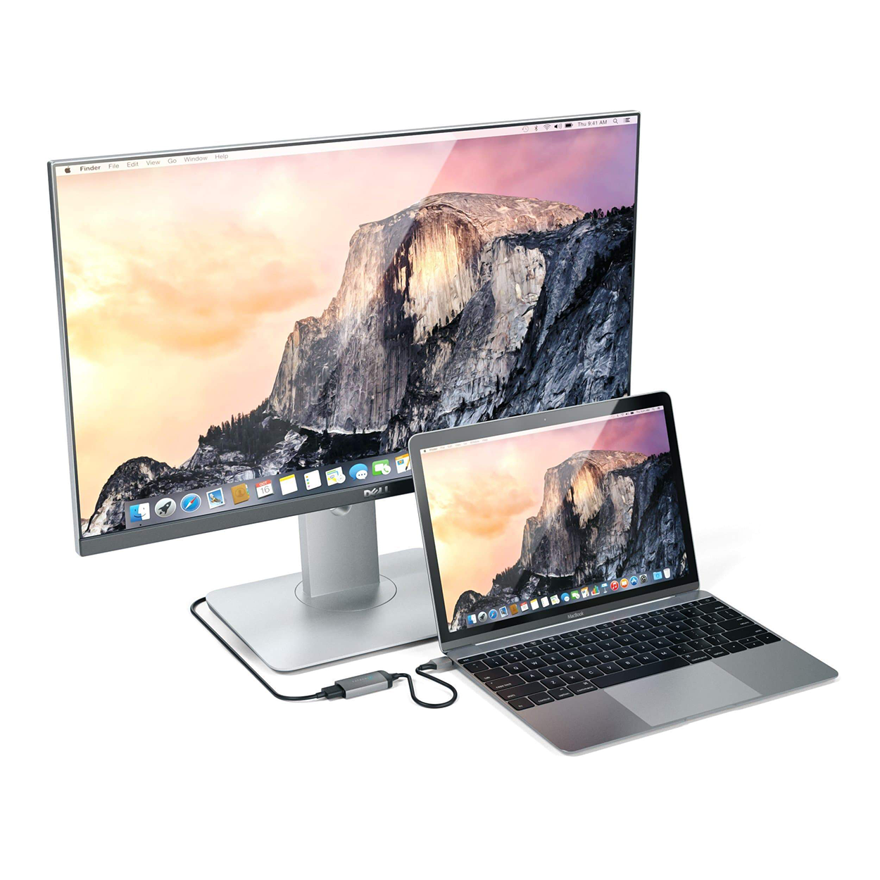 Laptop csatlakoztatva egy monitorhoz kábellel.
