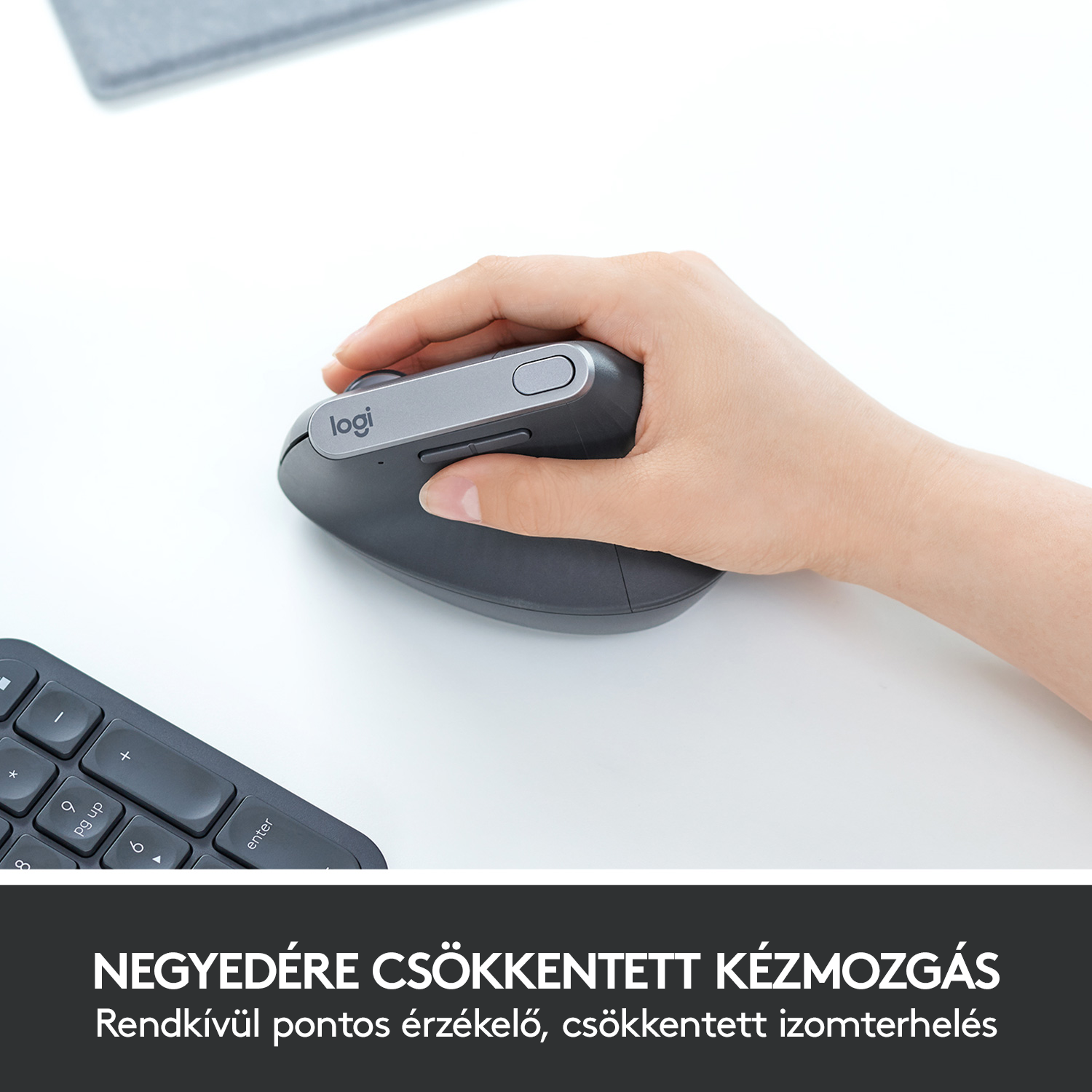 Kéz szürke Logitech egeret tart. Asztal billentyűzettel és vízcseppekkel.