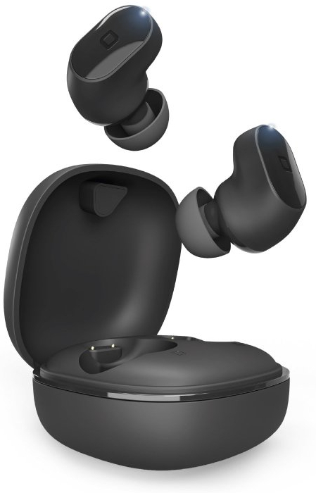 Czarne bezprzewodowe słuchawki w etui ładującym. Jedna słuchawka unosi się. Białe tło.