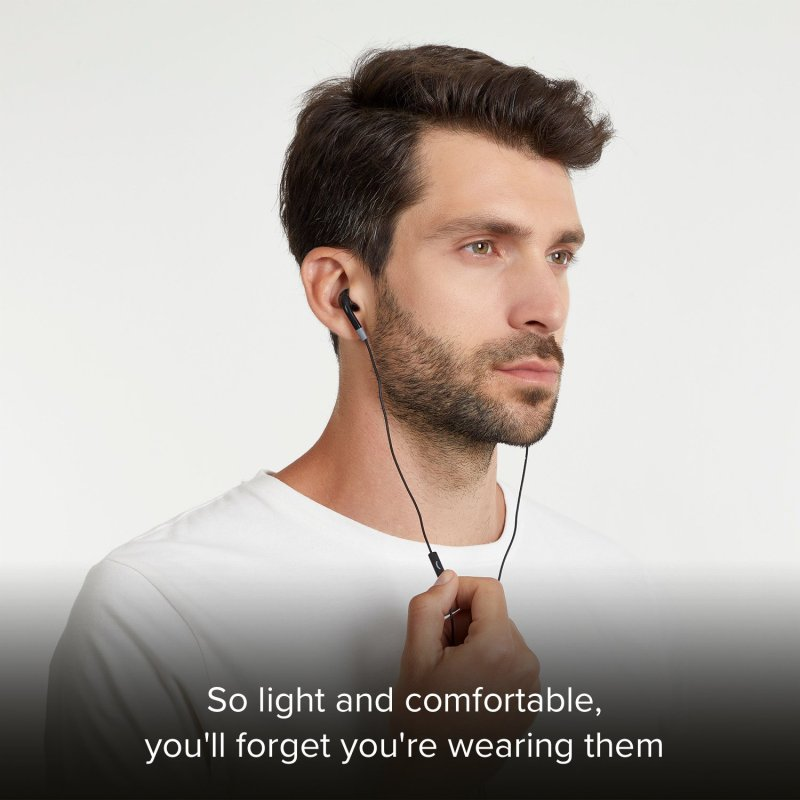 Mężczyzna w słuchawkach, z tekstem podkreślającym komfort.