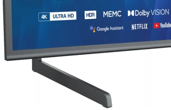 Zbliżenie ekranu telewizora ze stojakiem. Ekran wyświetla '4K ULTRA HD' i inne funkcje. Stojak jest ciemnoszary.