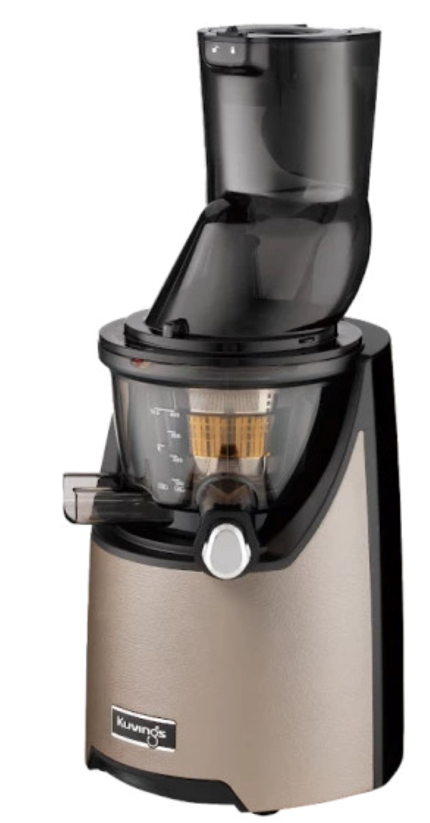Wyciśkarka do soku z brązową podstawą i czarnym wierzchem. Ma przezroczysty pojemnik i logo Kuvings.