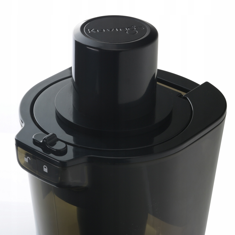 Zbliżenie czarnej góry wyciskarki z pokrywą i guzikiem.