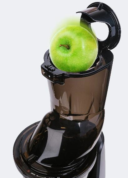 Czarna wyciskarka do soku z zielonym jabłkiem na wierzchu. Urządzenie jest umieszczone na białym tle.