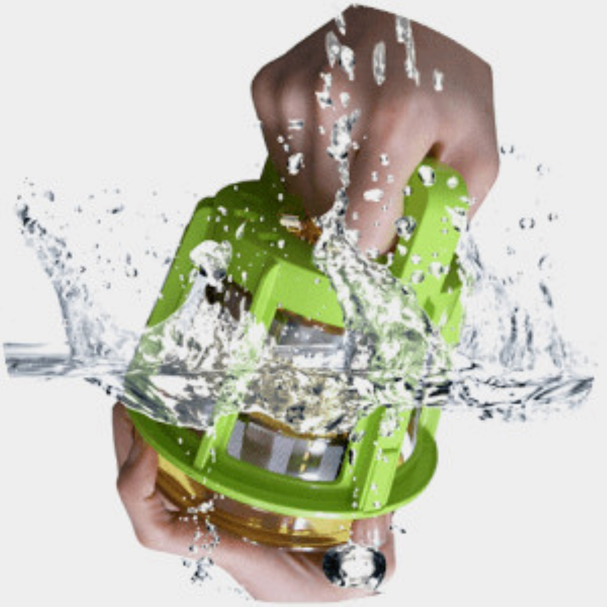 Ręka trzymająca zielono-złoty przedmiot pod wodą, tworząc rozpryski i bąbelki.