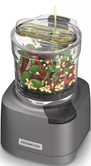 Ein Kenwood-Küchenmaschine. Zutaten und Öl befinden sich im transparenten Behälter.