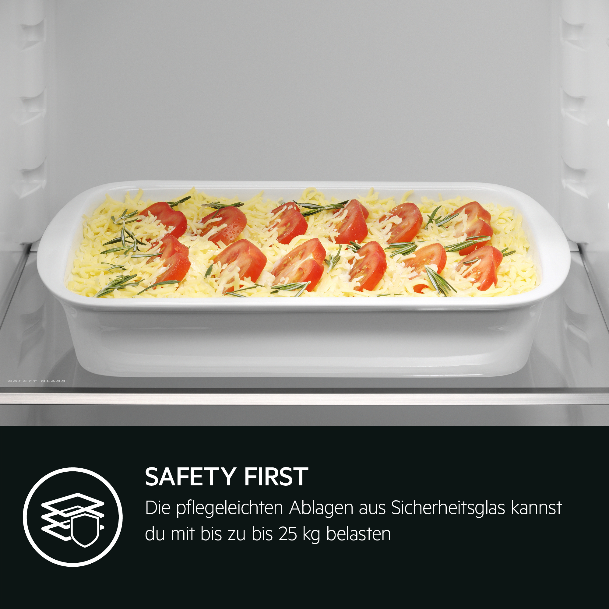 Eine weiße Auflaufform mit Tomaten und Käse im Kühlschrank.