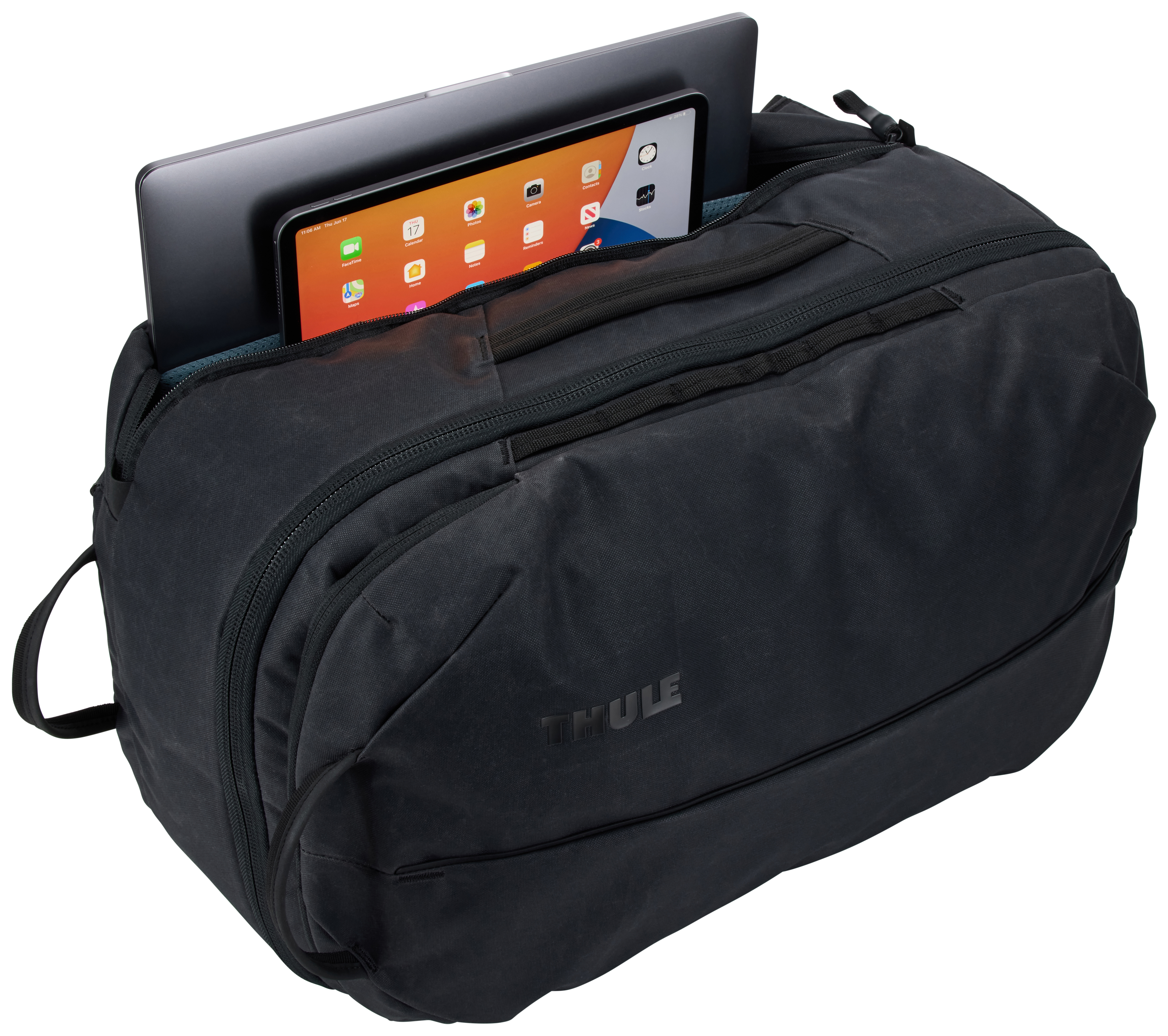 İçinde bir dizüstü bilgisayar ve tablet bulunan siyah bir çanta. Çantada bir Thule logosu görülebilir.