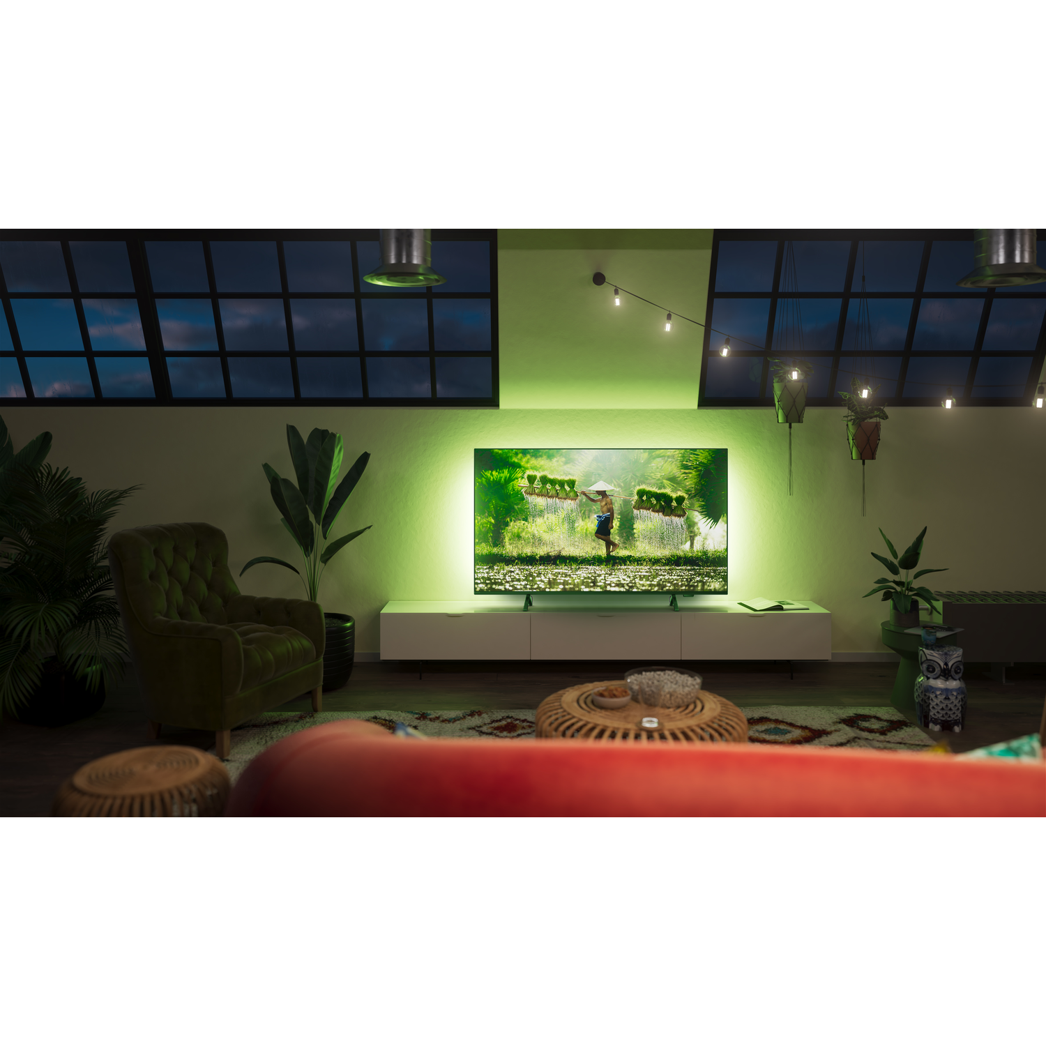 Woonkamer met een tv die een scène toont en groen licht.