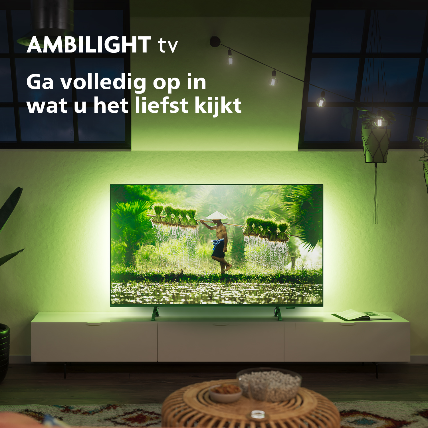 Woonkamer met een tv op een witte kast en groene sfeerverlichting.
