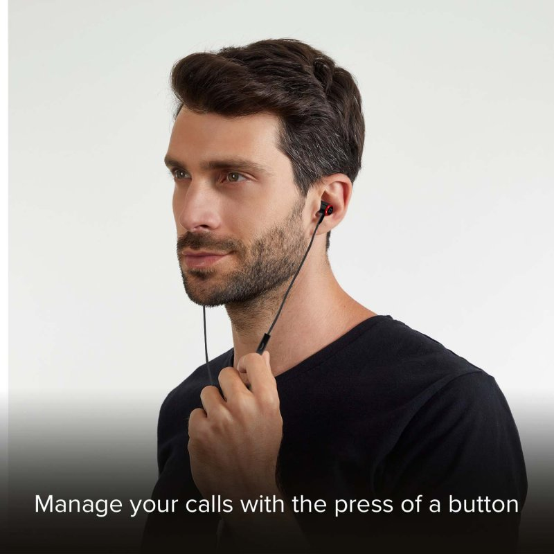 Mężczyzna w czarnej koszuli ze słuchawkami. Trzyma przewód.