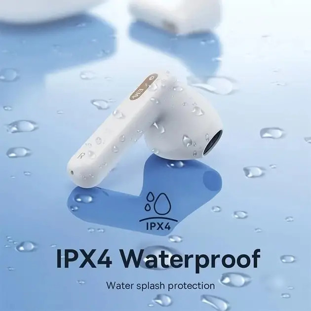 Mavi vurgulara ve IPX4 su geçirmez metne sahip beyaz kablosuz kulaklıklar. Su damlacıkları görünür.