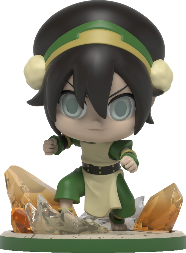 Figurine de style anime d'une fille en tenue verte et beige debout sur une formation rocheuse. Elle est en position de combat.