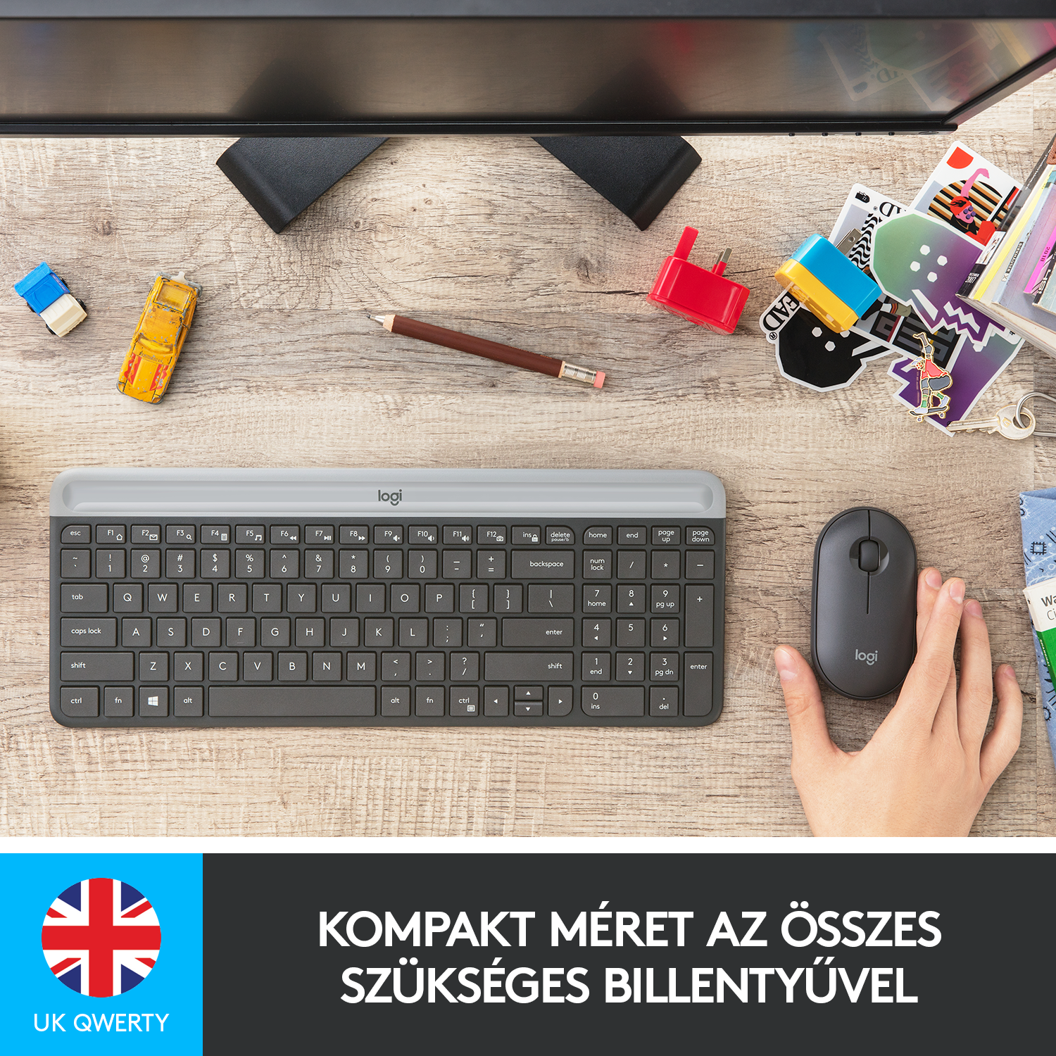 Billentyűzet és egér fa asztalon. Egy kéz az egéren.