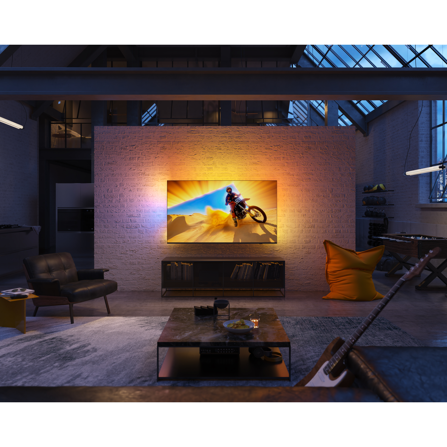 Een woonkamer met een tv aan de muur, met een motorcrossrace. Lichten en meubels zijn zichtbaar.