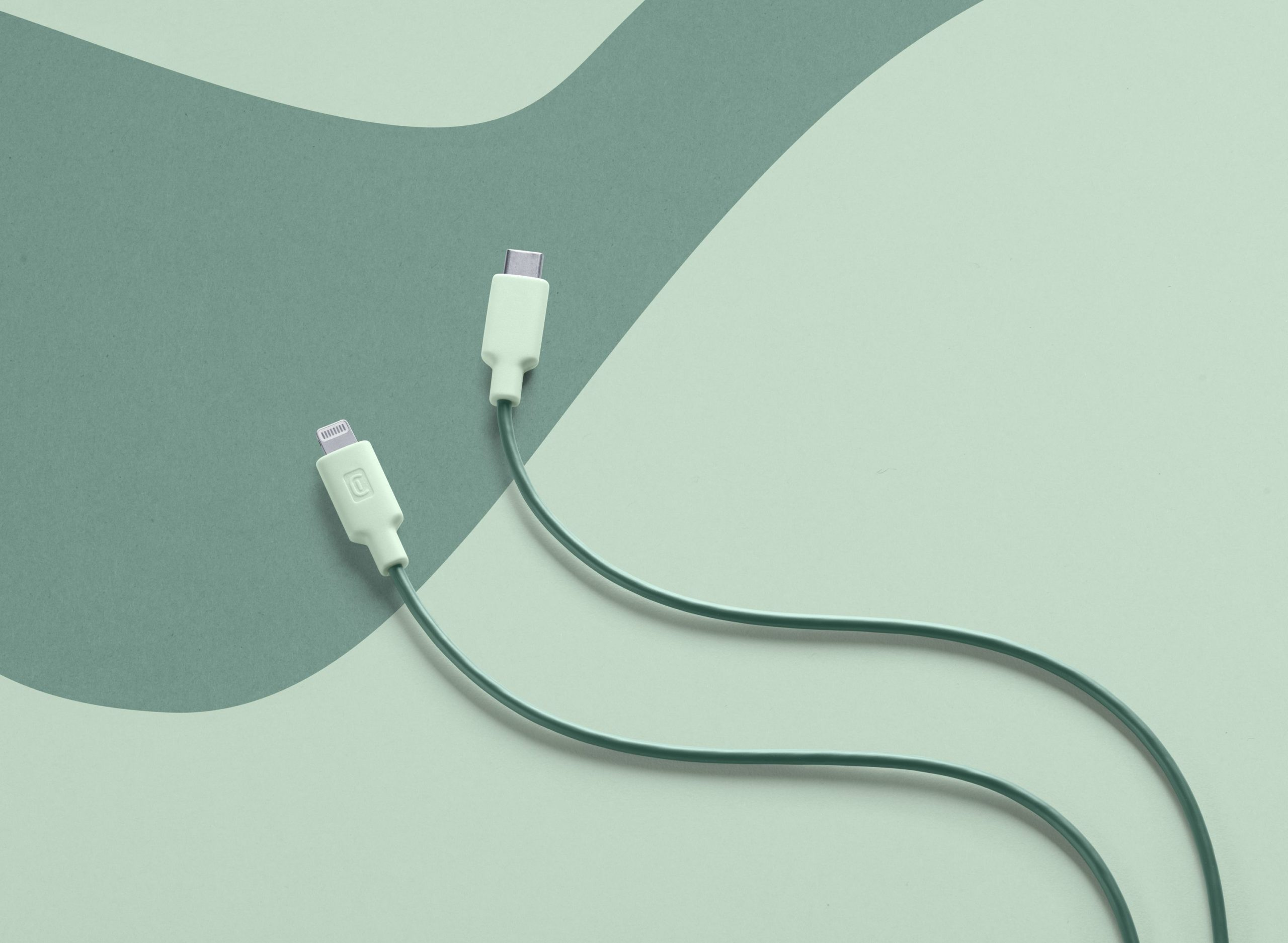 Dos cables de carga verdes con diferentes extremos.