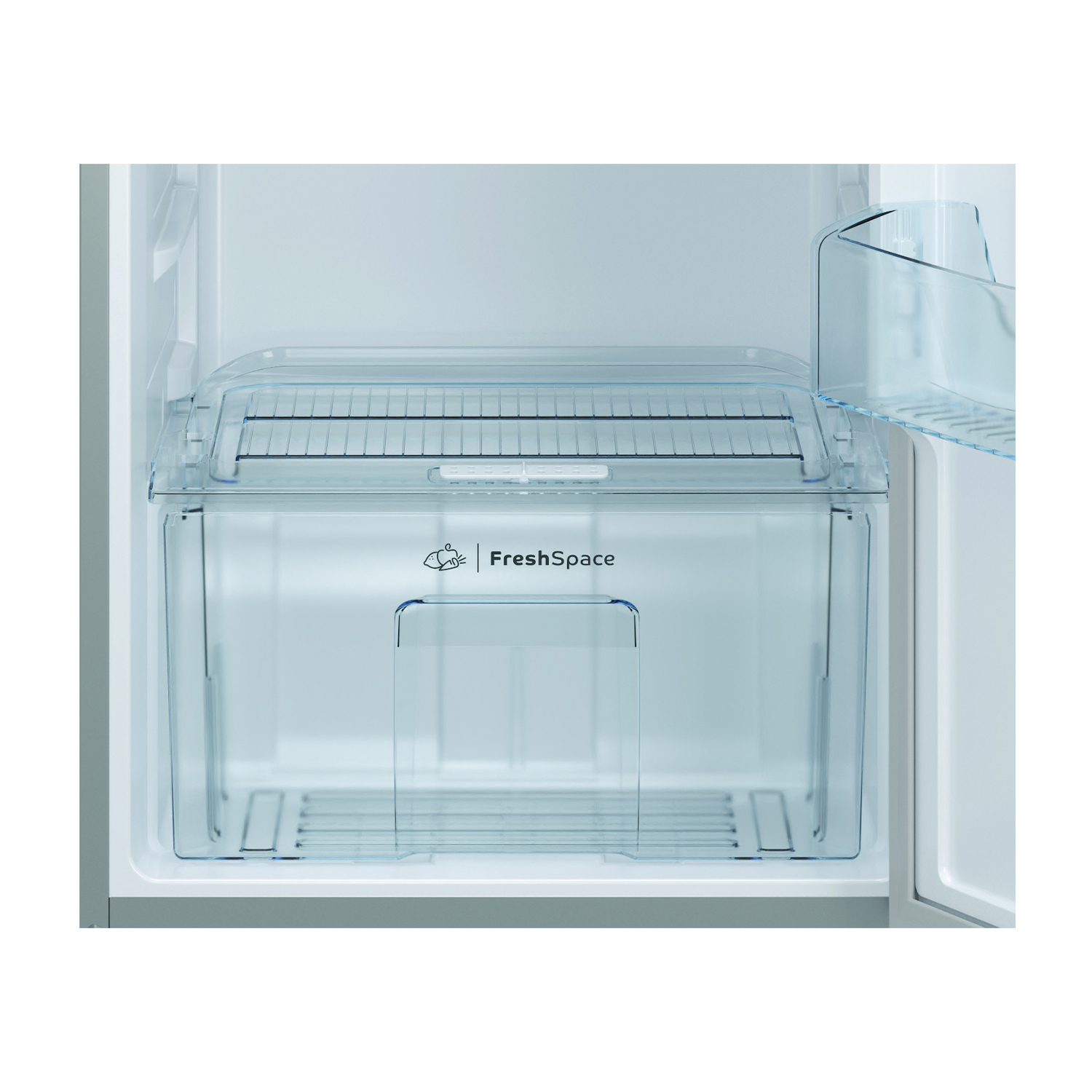 Un contenitore di plastica trasparente all'interno di un frigorifero con etichetta FreshSpace.
