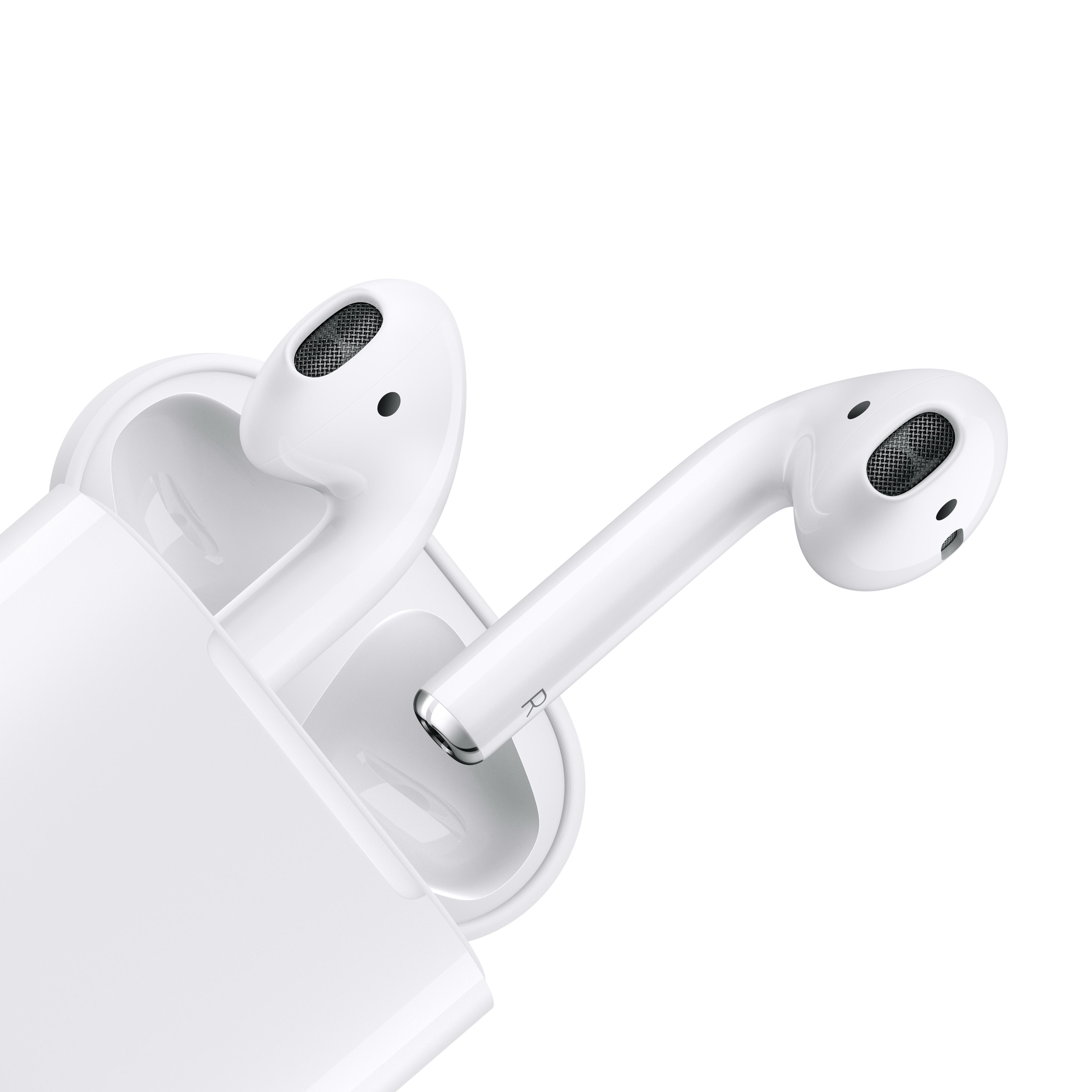 Weiße Apple AirPods in ihrem Ladecase, ein AirPod ragt aus dem Case heraus.
