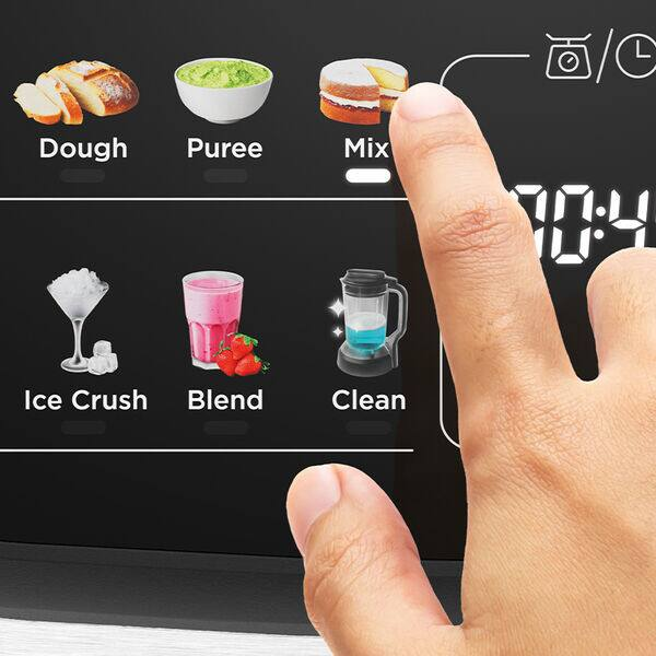 Un dito tocca uno schermo con icone di cibo: impasto, purea, mix, ghiaccio, frullare, pulire.