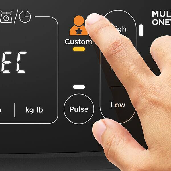 Primo piano di una mano che tocca lo schermo di un dispositivo elettronico, con impostazioni personalizzate.