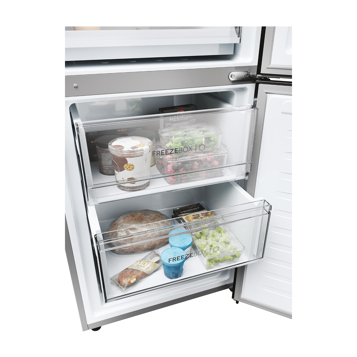 Interno del frigorifero aperto con contenitori per alimenti.