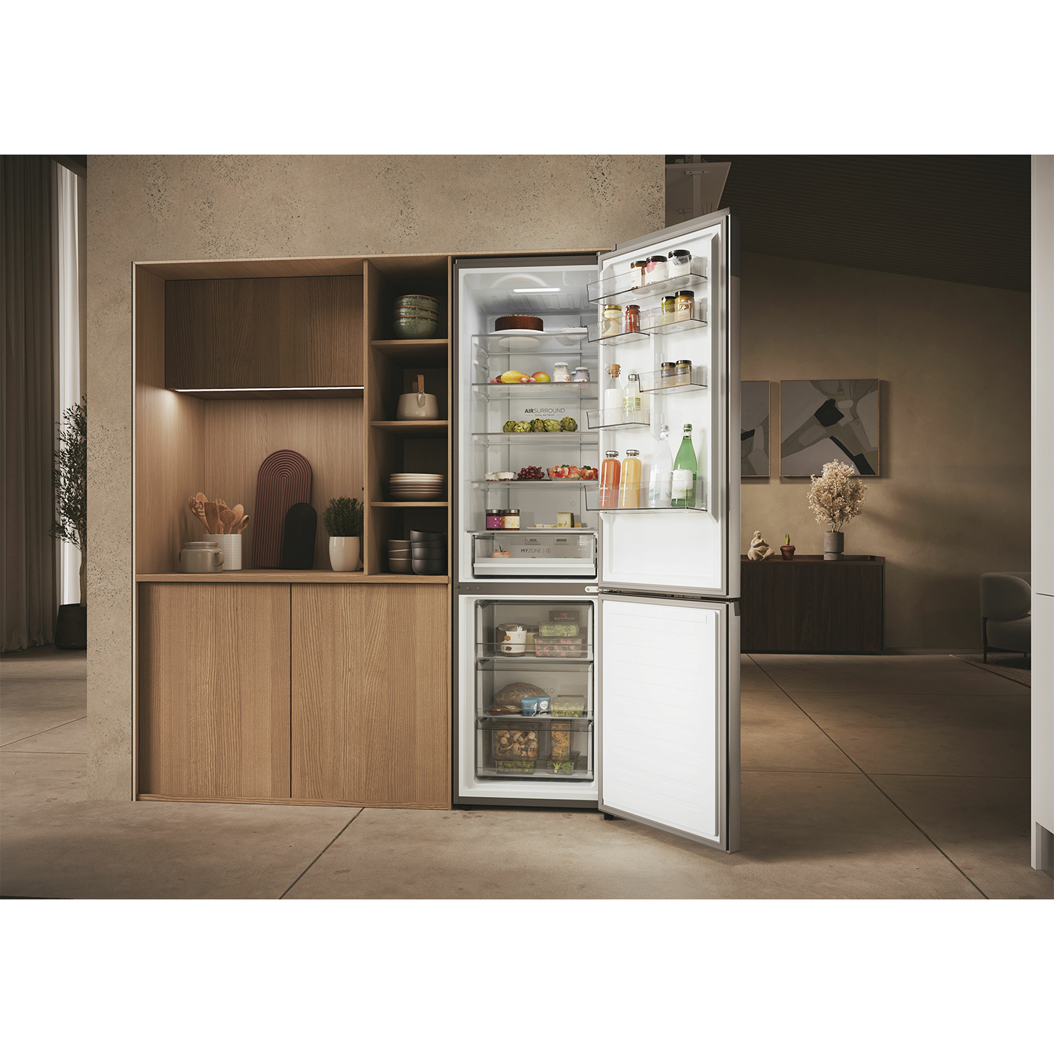 Frigorifero con porta aperta, che mostra cibo all'interno dei compartimenti.