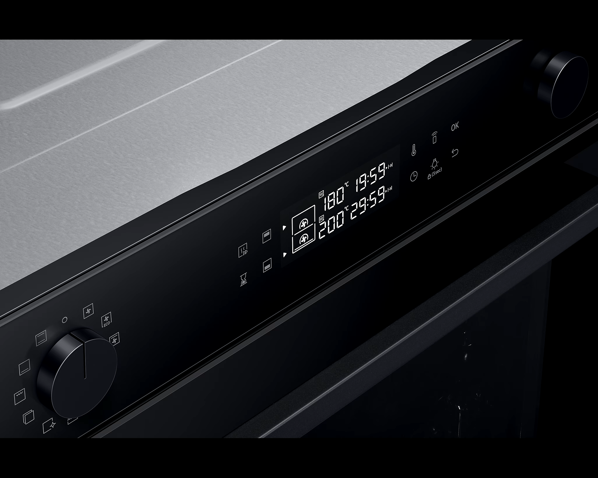 Zbliżenie panelu sterowania piekarnika z cyfrowym wyświetlaczem czasu i temperatury.