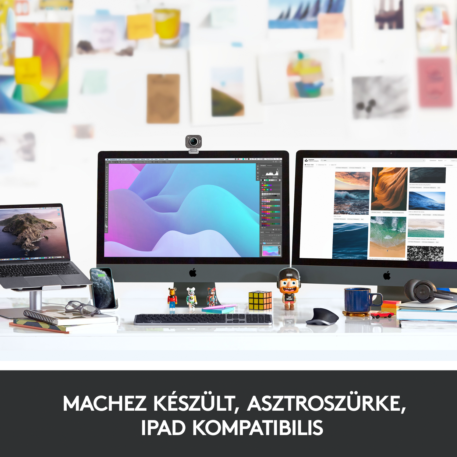 Asztal számítógépes beállítással: Macbook, iMac, külső webkamera, telefon és kiegészítők.