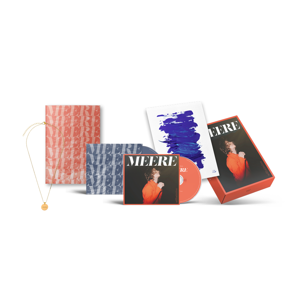 Ein CD-Set mit verschiedenen Artikeln: CD, Kunstdrucke, Halskette und eine orangefarbene Box.