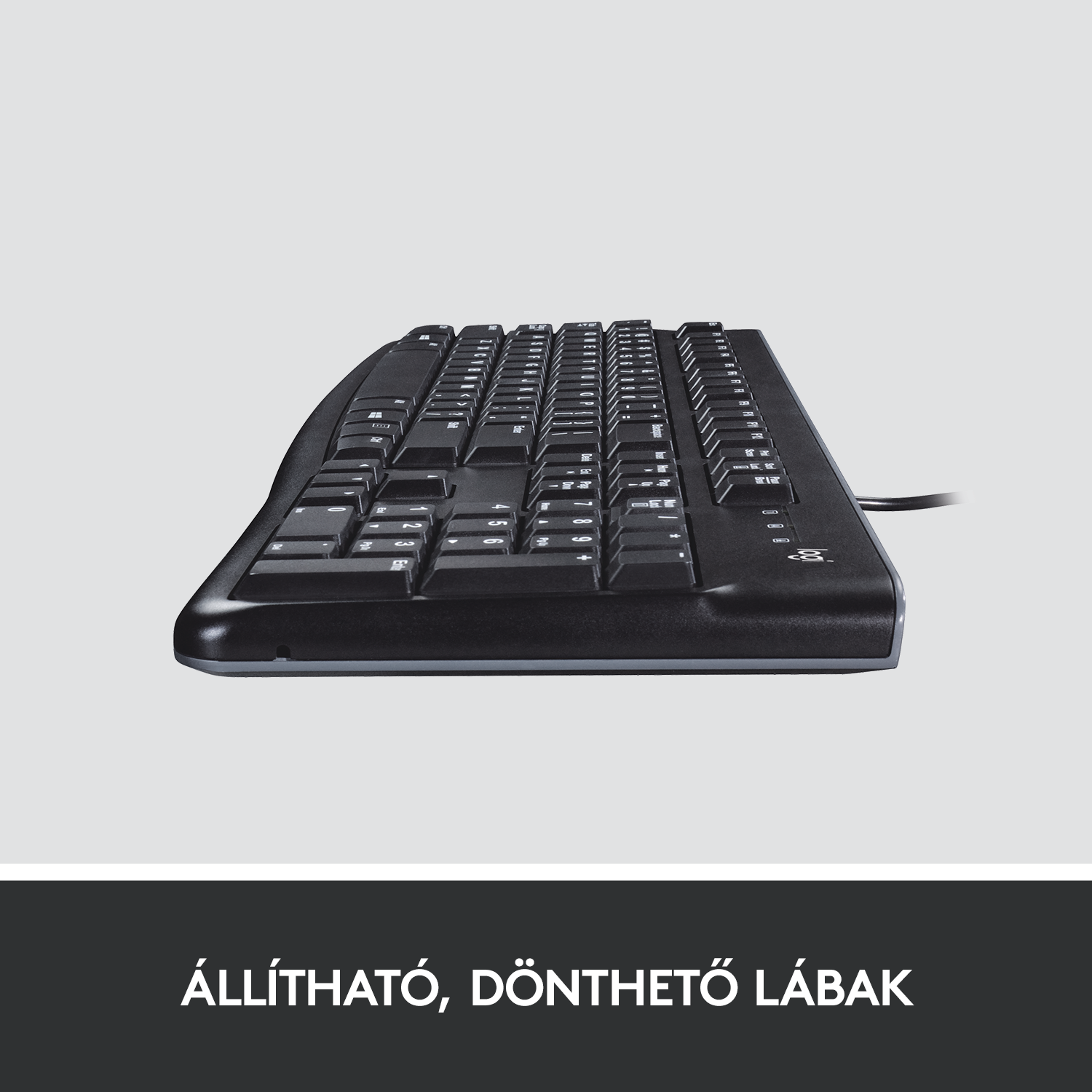 Egy fekete billentyűzet állítható, dönthető lábakkal, alacsony szögből fotózva.