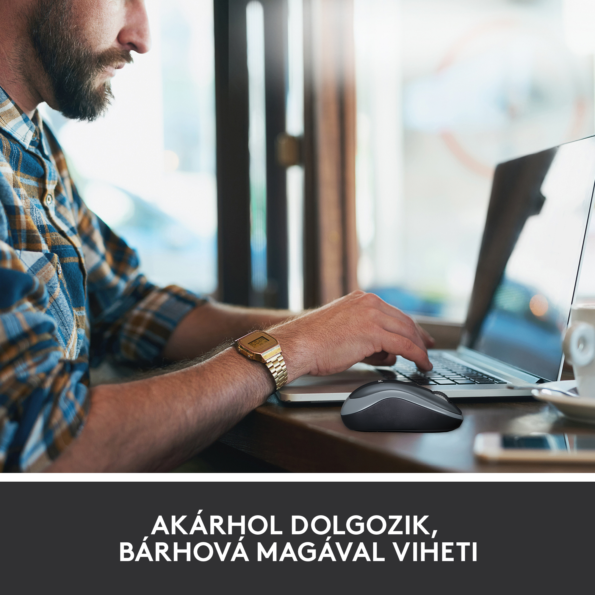 Egy férfi laptopot használ egérrel egy fa asztalon.