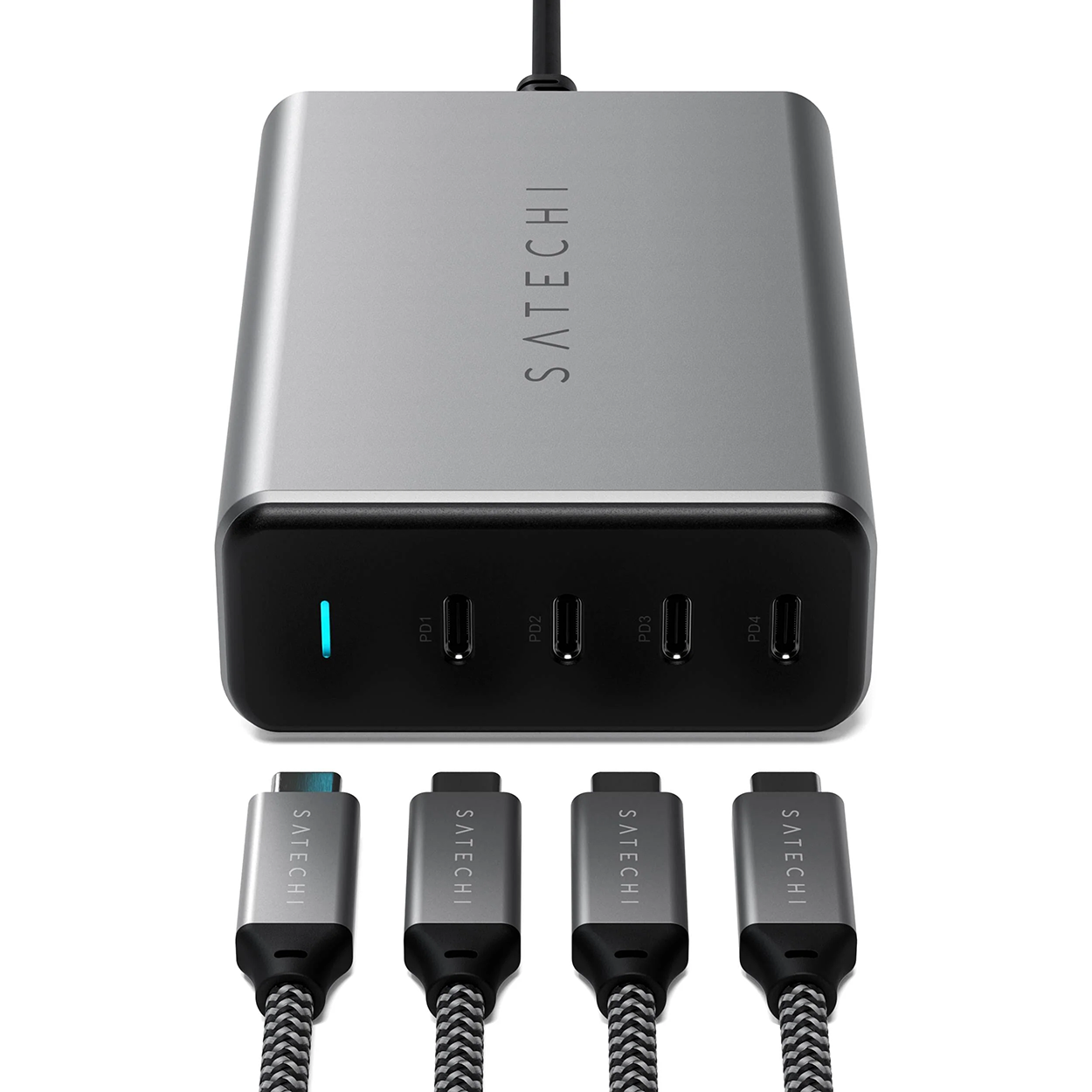Egy ezüst-fekete Satechi töltő négy USB-porttal és kábellel.