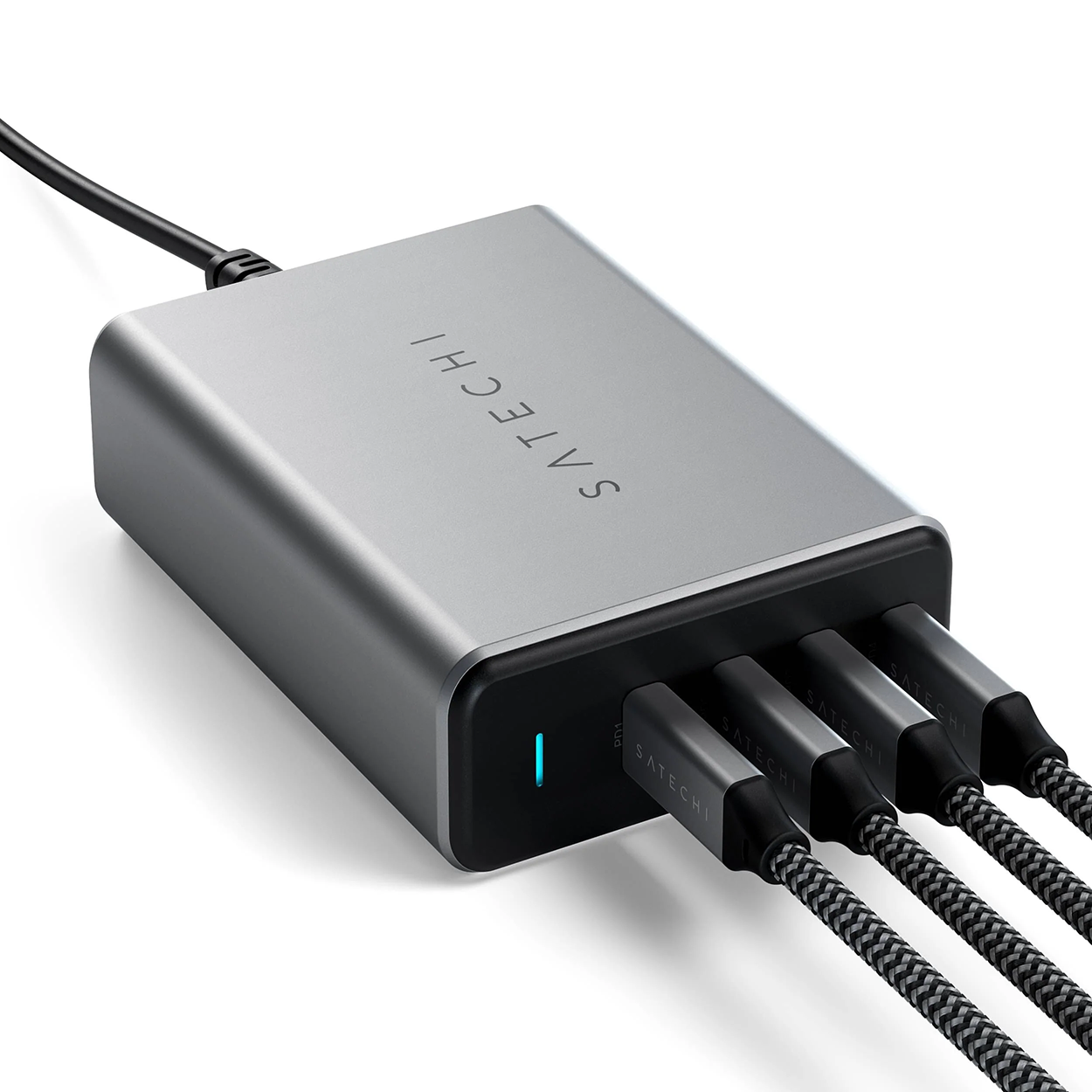 Egy ezüst Satechi töltő több USB-C kábellel.