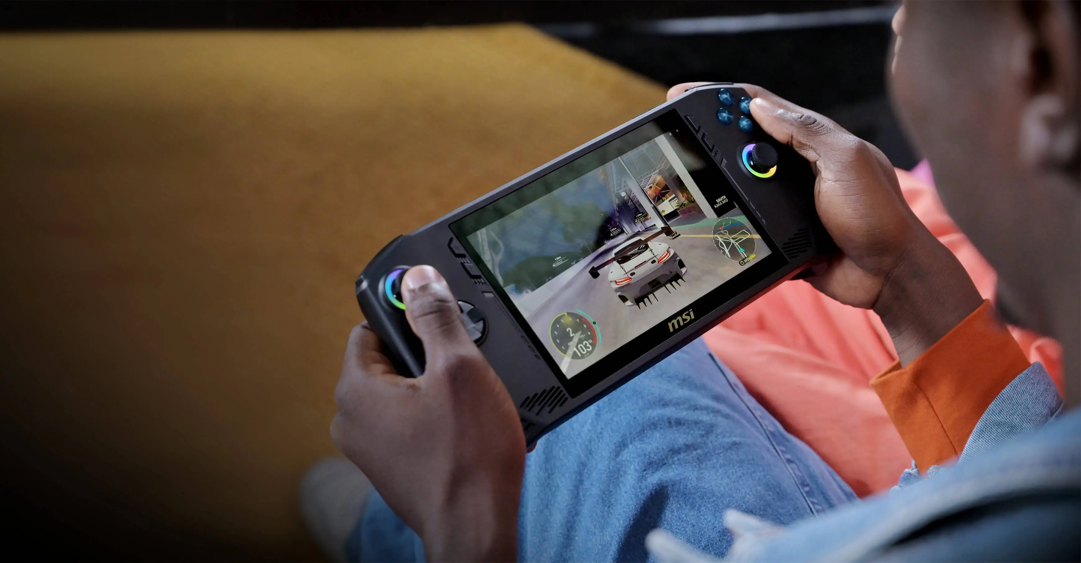 Personne tenant un appareil de jeu portable avec un jeu de course.