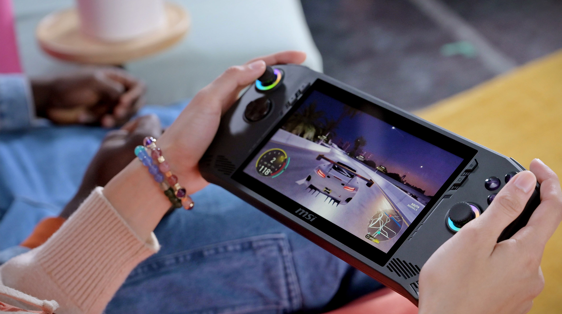 Personne tenant un appareil de jeu portable, jouant à un jeu de course.
