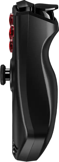 Manette noire, vue latérale, boutons rouges, joystick et prise texturée, isolée sur fond noir.