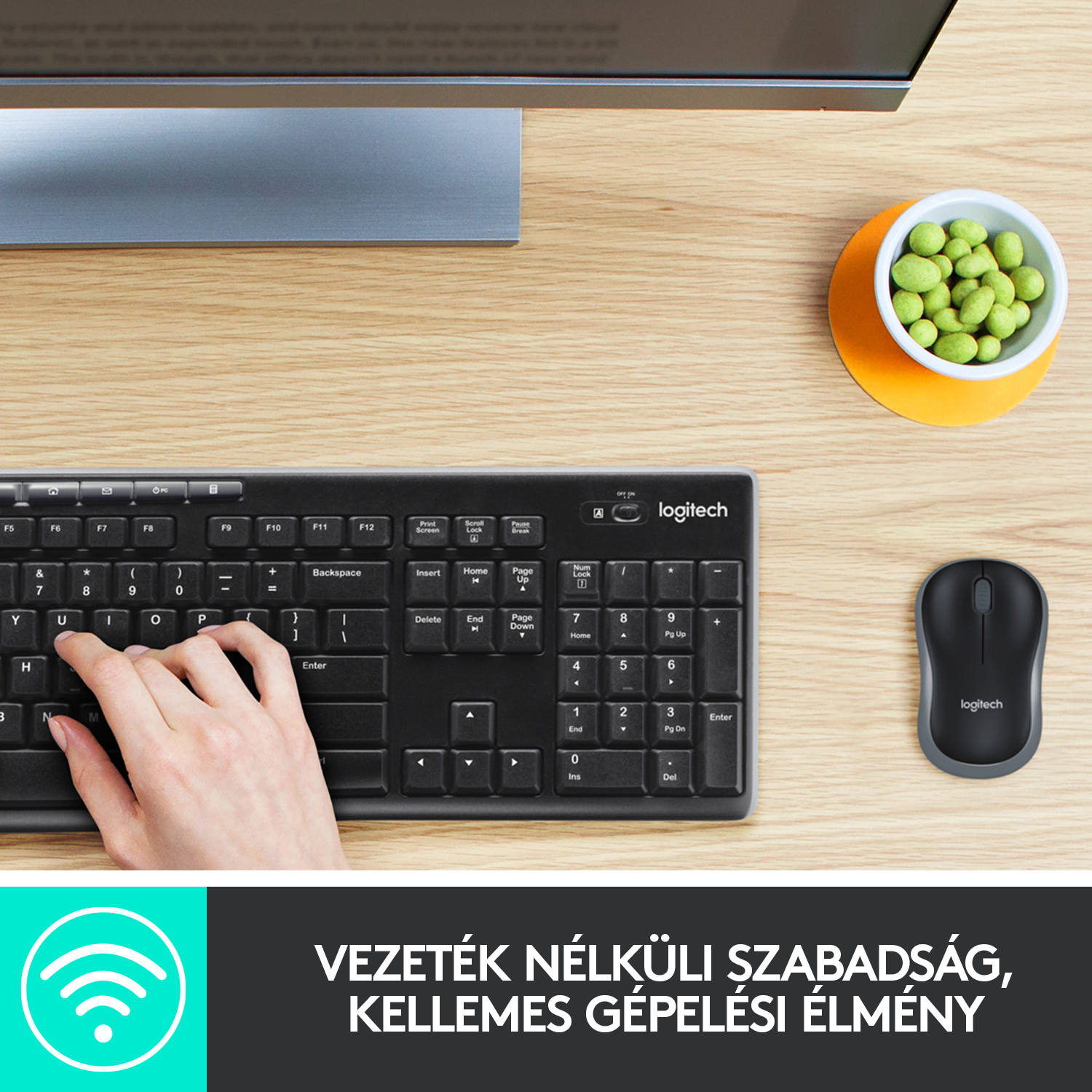 Billentyűzet és egér az asztalon. Egy kis tál zöld cukorkával.