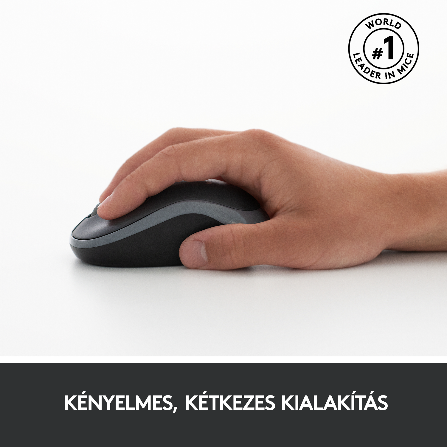 Egy kéz fekete-szürke egeret tart, fehér felületen. Az egér 'Logitech' feliratú.