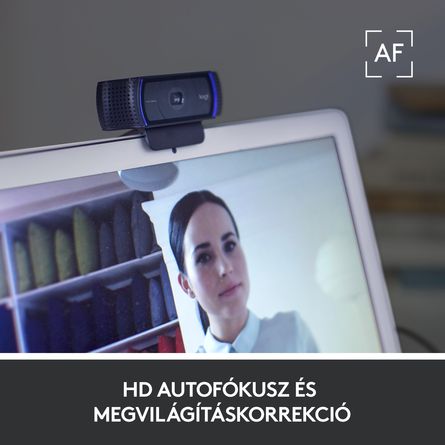 Webkamera egy laptopon, egy nőt mutat a képernyőn, a szöveggel: HD Autofókusz.
