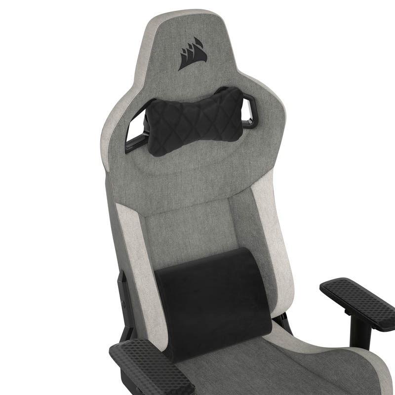 Silla gamer con reposacabezas y soporte lumbar, cojín y respaldo negros.